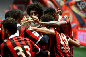  里昂主场惨败尼斯，防守漏洞暴露主帅承压  