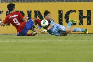  亚眠门将神勇发挥，多次救险保住平局希望