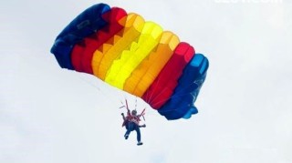  维罗纳高空轰炸奏效，跳伞兵团头球接力破铁桶阵  